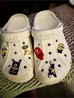 CROCS Kids J3 White Classic Clog with Colorful Character Jibbitz